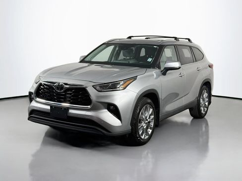 Used 2023 Toyota Highlander Limited AWD/4WD image 3