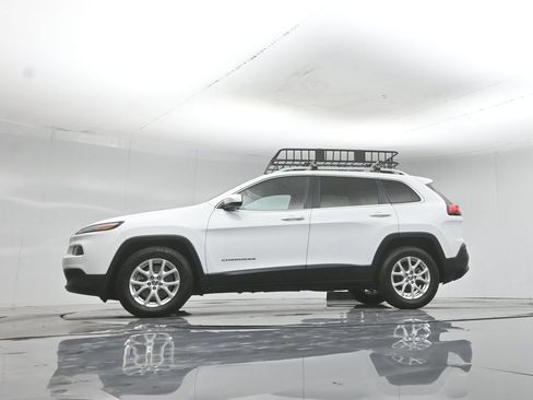 Used 2017 Jeep Cherokee Latitude FWD image 53