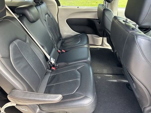 Used 2019 Chrysler Pacifica Touring-L w/ Advanced Safetytec Group image 23