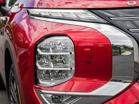 New 2025 Mitsubishi Outlander SE image 12