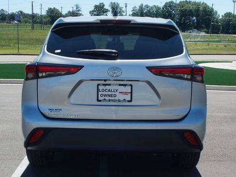 Used 2023 Toyota Highlander LE FWD image 3