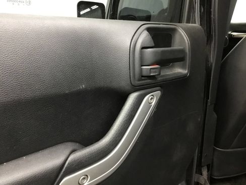 Used 2015 Jeep Wrangler Unlimited Rubicon AWD/4WD image 11