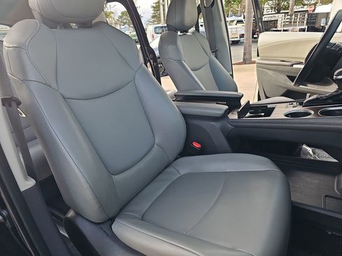 Used 2022 Toyota Sienna XLE image 11