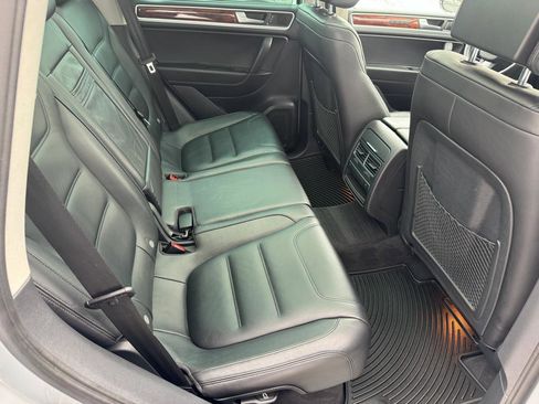 Used 2011 Volkswagen Touareg Hybrid image 12