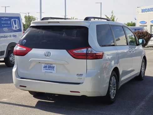 Used 2017 Toyota Sienna XLE FWD image 6