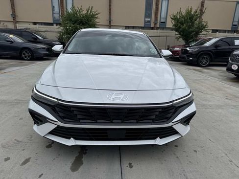Used 2025 Hyundai Elantra Limited FWD image 2