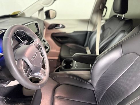 Used 2023 Chrysler Pacifica Touring-L AWD/4WD image 20