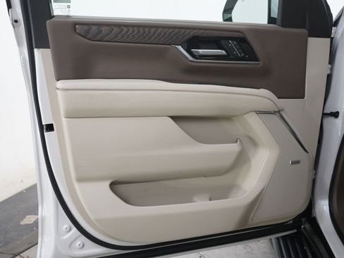 Used 2025 GMC Yukon Denali w/ Sun & Power Step Package AWD/4WD image 21