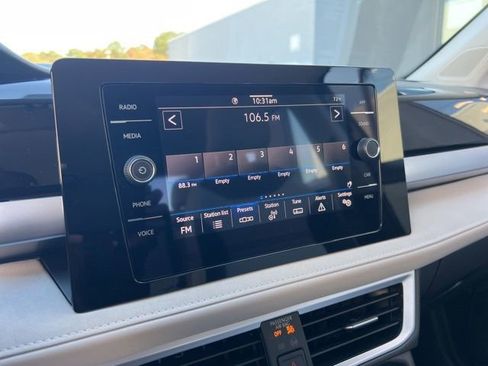 Certified 2025 Volkswagen Taos SE image 21