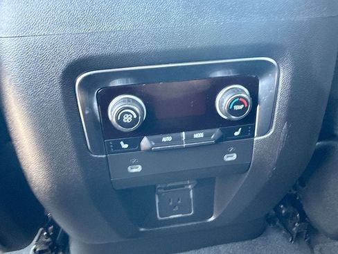Used 2024 Chevrolet Tahoe Premier AWD/4WD image 32