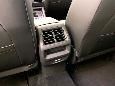 Used 2025 Volkswagen Tiguan SE w/ Panoramic Sunroof Package AWD/4WD image 34