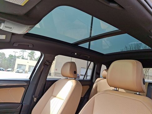 Used 2024 Volkswagen Tiguan SE w/ Panoramic Sunroof Package image 15