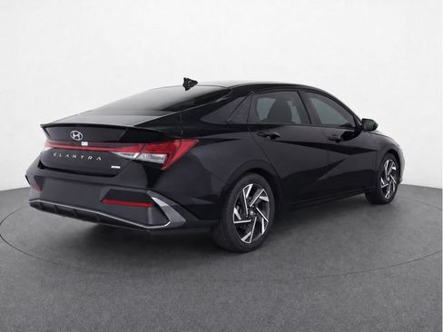 Used 2025 Hyundai Elantra SEL FWD image 5