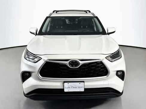 Used 2021 Toyota Highlander XLE AWD/4WD image 6