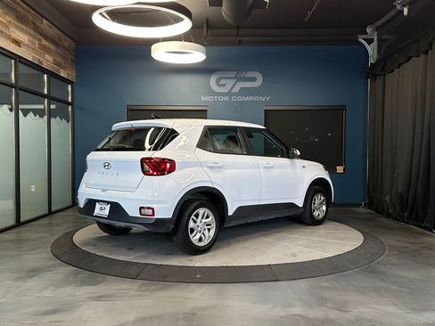 Used 2022 Hyundai Venue SE FWD image 3