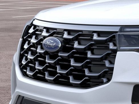 Used 2025 Ford Explorer Platinum RWD image 17