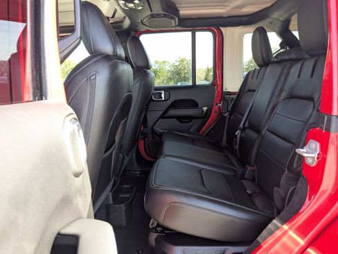 Used 2022 Jeep Wrangler Unlimited Sahara image 16