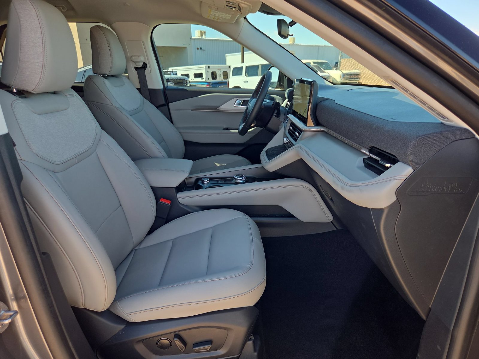 Used 2025 Ford Explorer Active w/ Active Comfort Package RWD image 27
