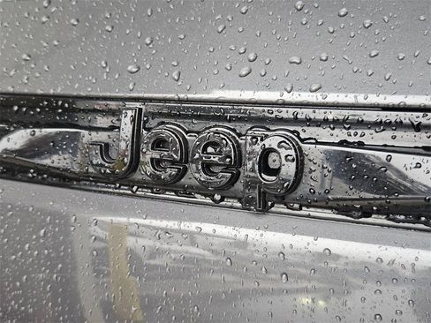 Used 2023 Jeep Grand Cherokee Altitude image 31