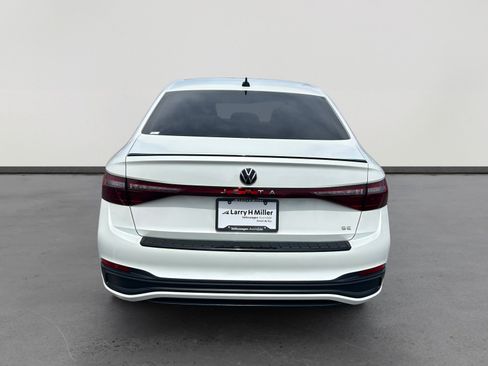 Used 2025 Volkswagen Jetta SE w/ Sunroof Package FWD image 4