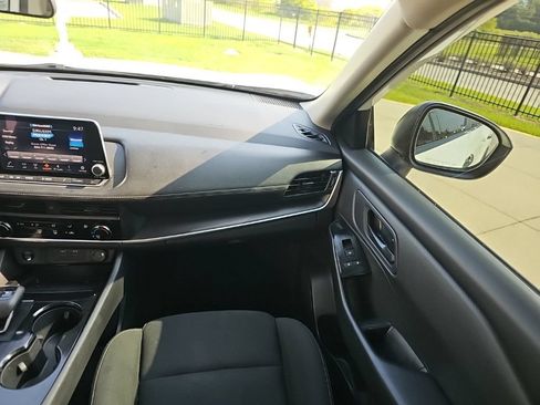 Used 2024 Nissan Rogue S FWD image 22