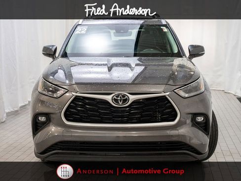 Used 2022 Toyota Highlander XLE FWD image 2