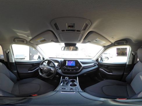 Used 2025 Toyota Highlander LE FWD image 44