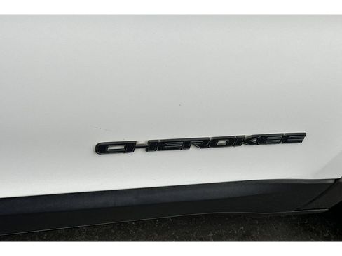 Used 2019 Jeep Cherokee Latitude Plus FWD image 7