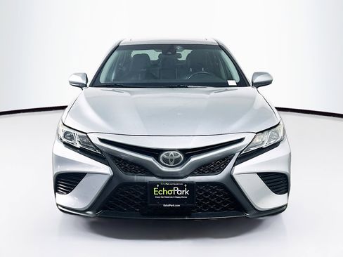 Used 2018 Toyota Camry SE w/ Moonroof Package image 2