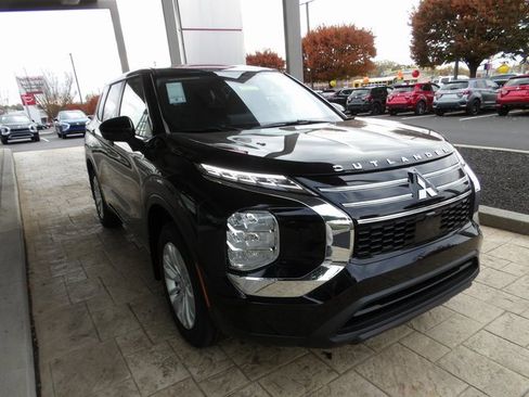 New 2025 Mitsubishi Outlander ES image 3