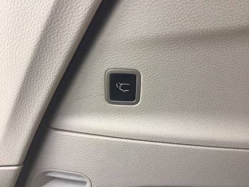 Used 2017 Chrysler Pacifica Touring-L FWD image 47