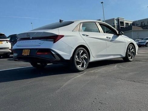 Used 2025 Hyundai Elantra Limited FWD image 3
