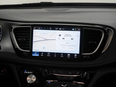 Used 2025 Chrysler Pacifica Limited FWD image 16