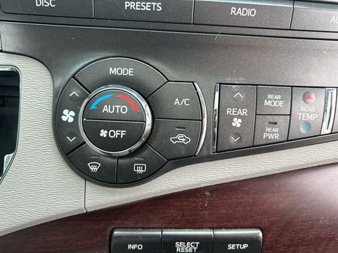 Used 2014 Toyota Sienna XLE image 29