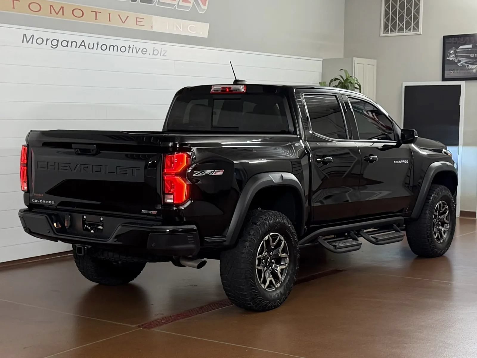 Used 2025 Chevrolet Colorado ZR2 w/ Technology Package AWD/4WD image 3