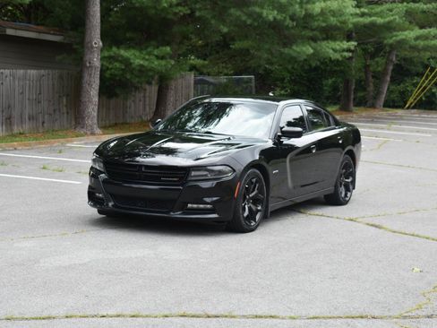 Used 2018 Dodge Charger R/T w/ Premium Group RWD image 2