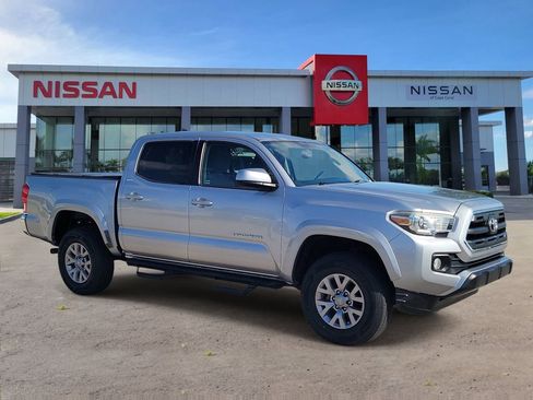 Used 2017 Toyota Tacoma SR5 RWD image 2