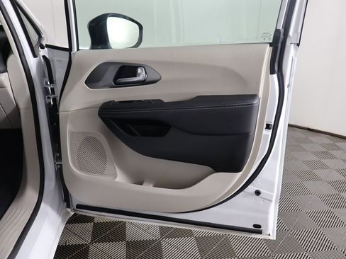 Used 2024 Chrysler Pacifica Touring-L image 25