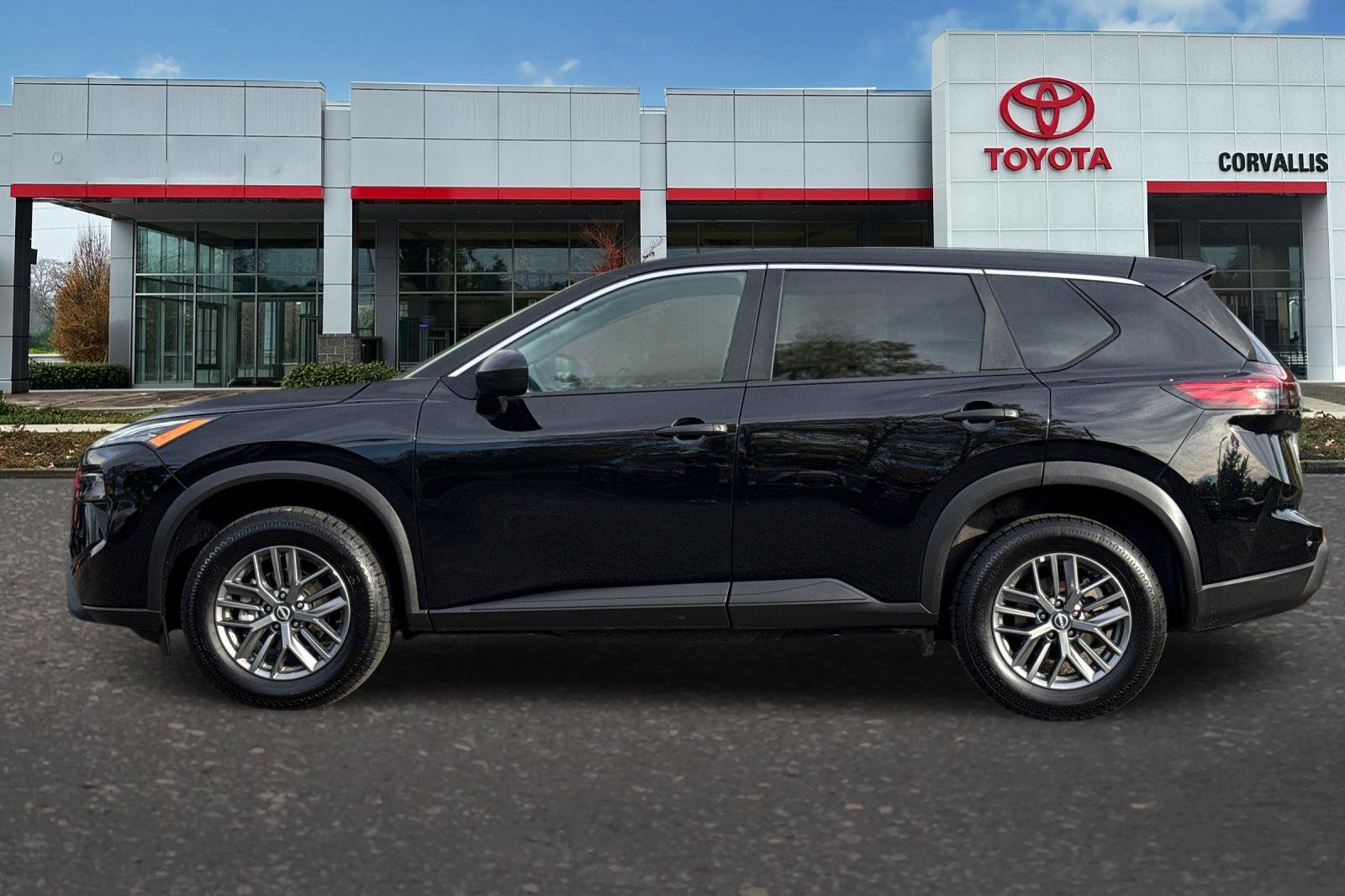 Used 2024 Nissan Rogue S FWD image 7