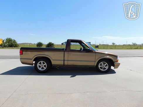 Used 2000 Chevrolet S10 Pickup LS w/ Preferred Equipment Group image 8