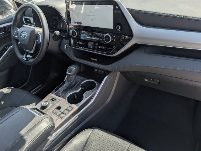 Used 2025 Toyota Highlander Platinum AWD/4WD image 35