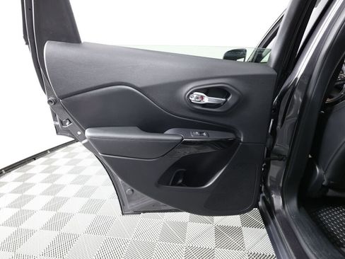 Used 2020 Jeep Cherokee Latitude Plus image 16