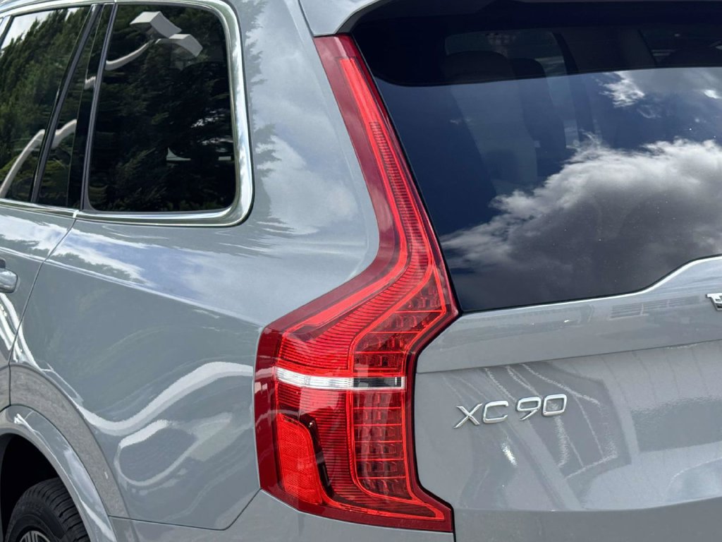 Certified 2025 Volvo XC90 T8 Ultra w/ Protection Package Premier AWD/4WD image 8