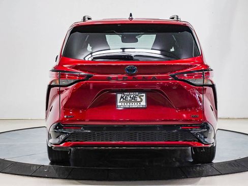 Used 2025 Toyota Sienna XSE image 3