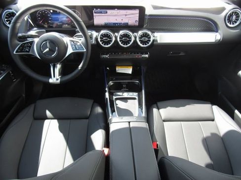 Used 2025 Mercedes-Benz GLB 250 4MATIC image 34