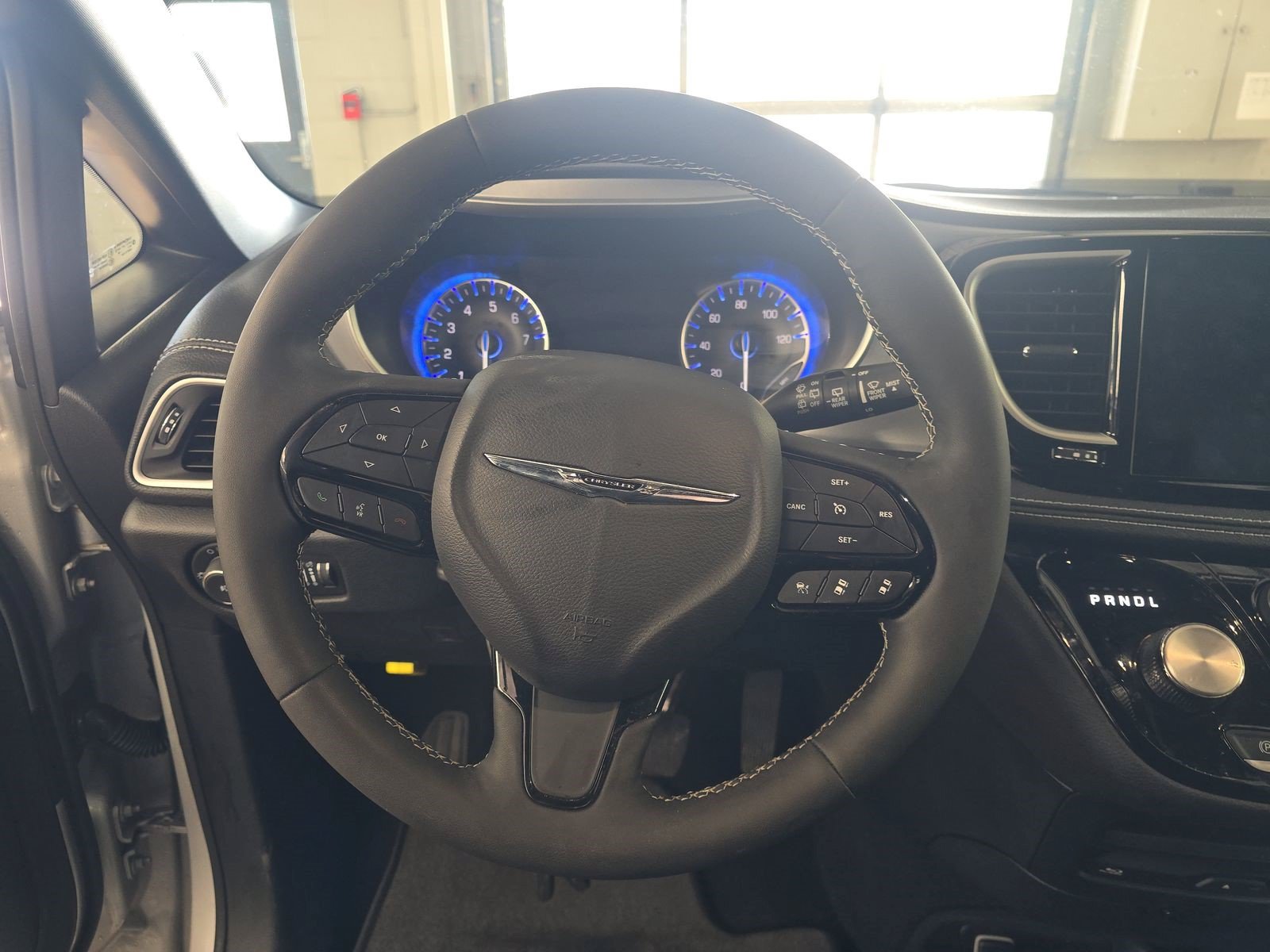 Used 2024 Chrysler Pacifica Touring-L w/ Uconnect Theater Family Group FWD image 8