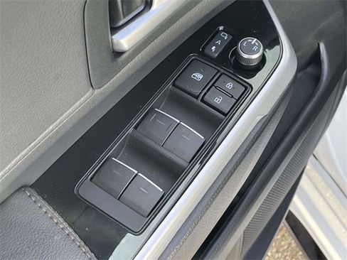 Used 2025 Toyota Sienna Platinum image 17