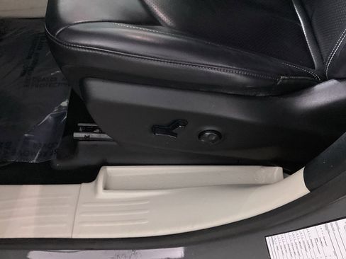 Used 2023 Chrysler Pacifica Touring-L image 19