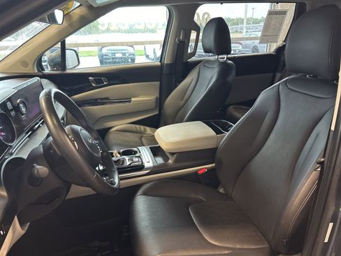 Certified 2024 Kia Carnival EX image 21