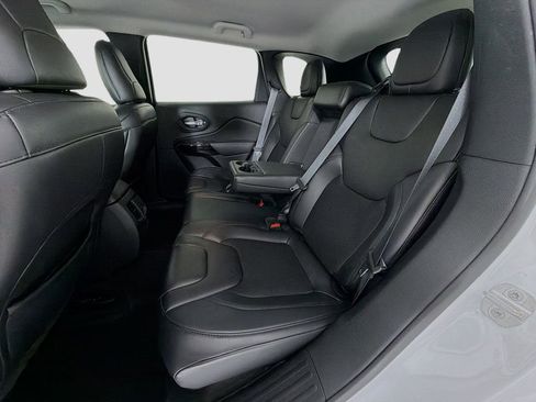 Used 2019 Jeep Cherokee Latitude Plus AWD/4WD image 24